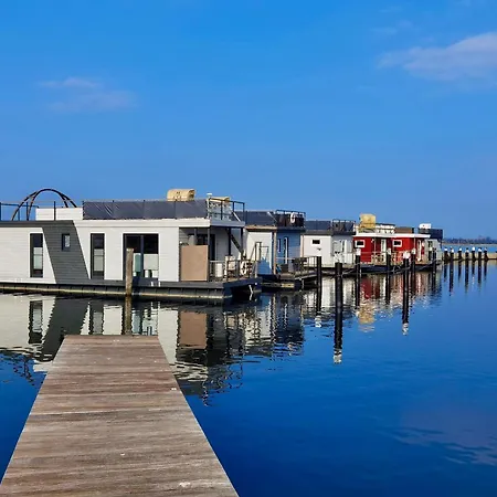 Hausboot Annis Mehrblick 船上ホテル フェーマルン