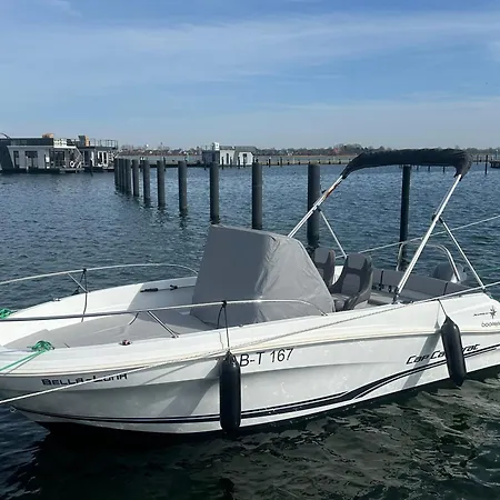 Hausboot Annis Mehrblick 船上ホテル フェーマルン